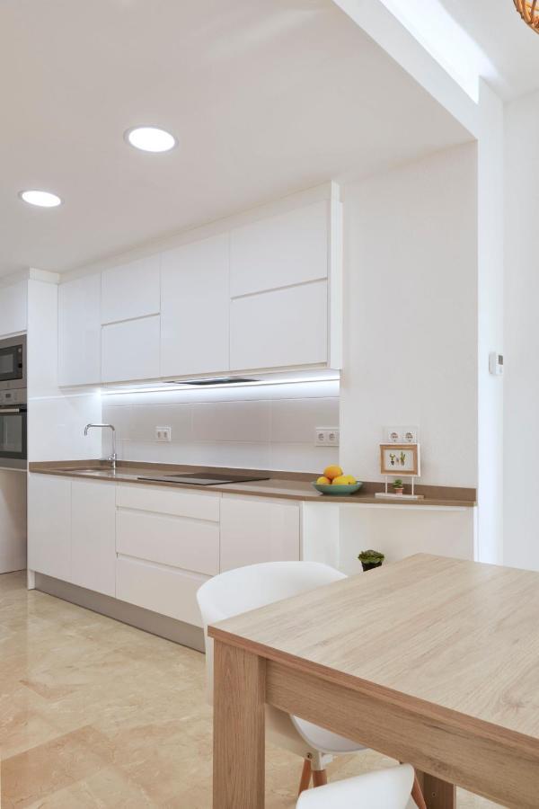 Bright Sunny Albir Beach Apartment Альбир Экстерьер фото